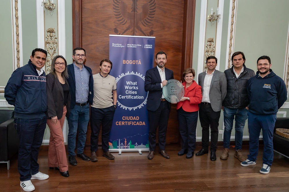 Bogotá recibe la Certificación Oro de What Works Cities como resultado del proceso de evaluación realizado desde 2022 y en el que se evaluaron más de 35 proyectos distritales. 